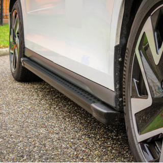 Marchepied latéral fixe, revêtement aluminium avec revêtement plastique noir sur le dessus.