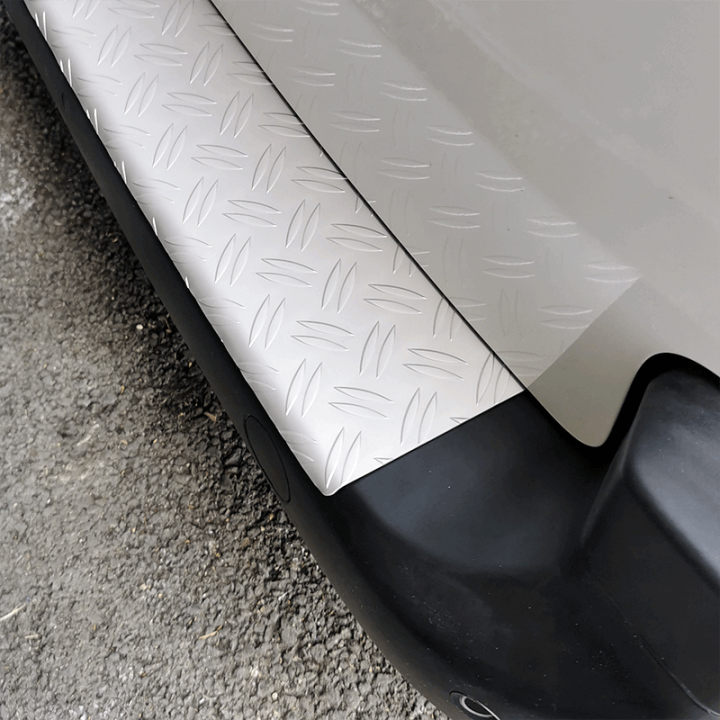 Seuil de coffre aluminium Nissan Interstar 2024+ fixé sur véhicule - exemple sur un autre véhicule