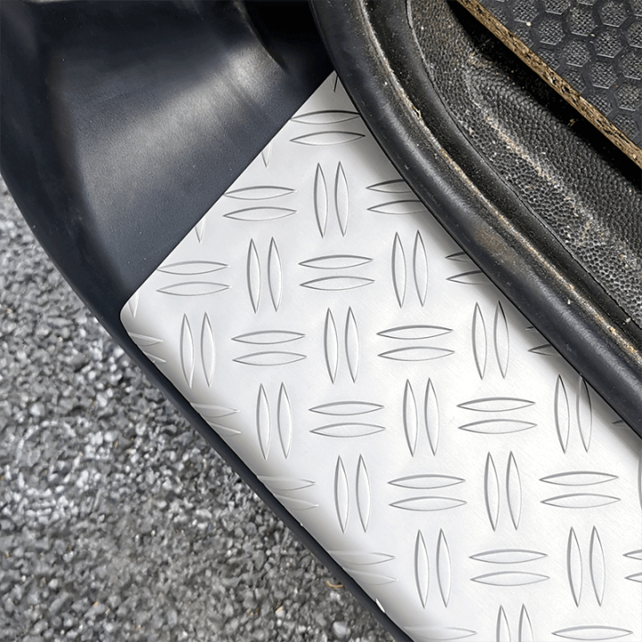 Seuil de coffre aluminium Nissan Interstar 2024+ fixé sur véhicule - exemple sur un autre véhicule