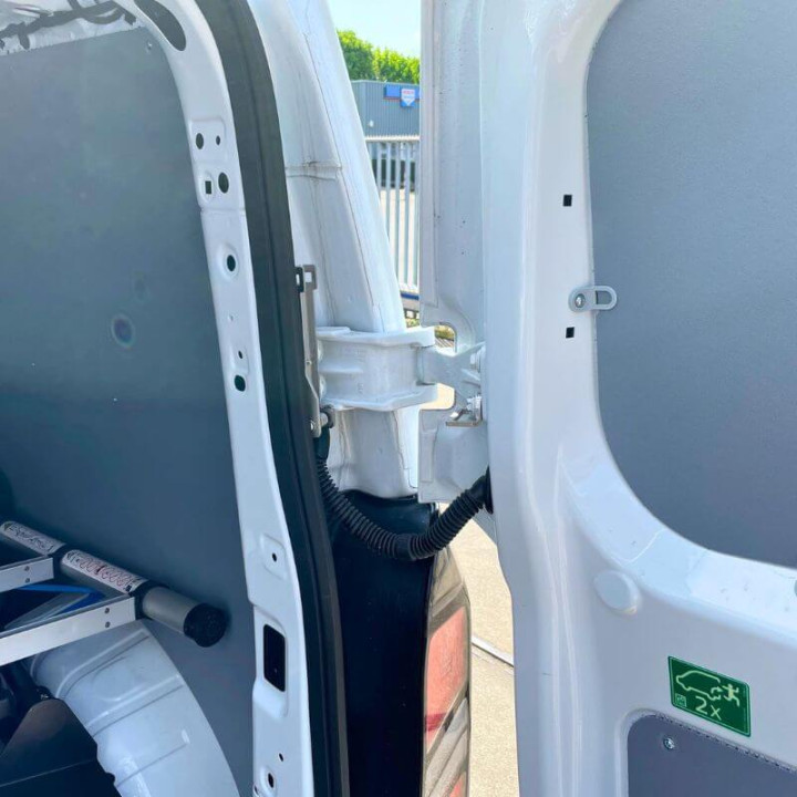 Installation intérieure de l’arrêt de porte arrière pour Volkswagen T7 2025+