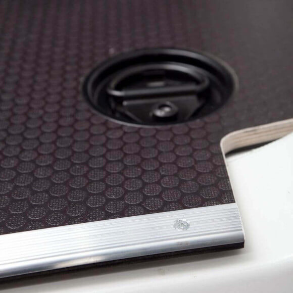 Plancher bois antidérapant Kia PV5 avec barres de seuil et coupelles de finition.