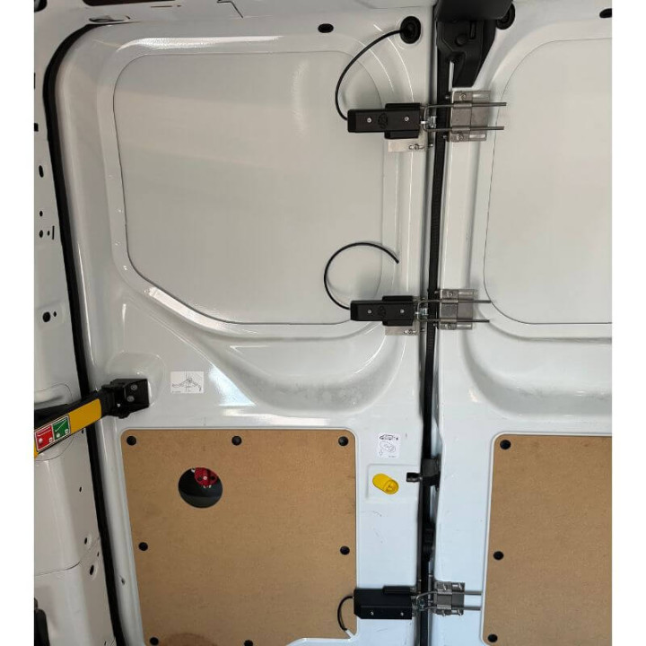 Serrure Triton installée sur portes arrière – sécurisation utilitaire