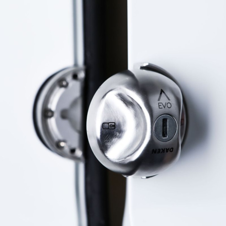 Vue latérale serrure antivol DAKEN SATURN EVO montée sur porte utilitaire