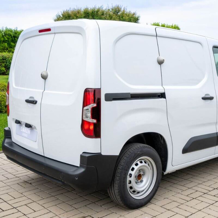 Serrure antivol utilitaire Daken Saturn GO montée sur porte latérale et portes arrière de véhicule