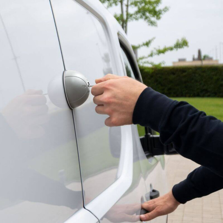 Serrure antivol utilitaire Daken Saturn GO montée sur porte latérale de véhicule