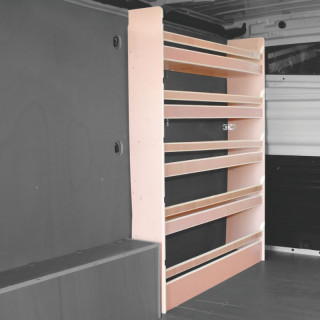 Aménagement utilitaire bois Opel Vivaro 2014-2019 avec 4 étagères installé