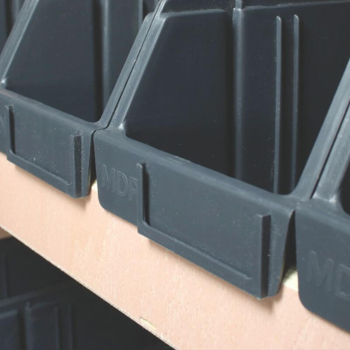 Détail bac de rangement amovible sur étagère bois utilitaire