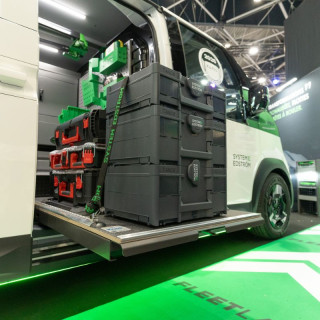 Plateforme coulissante System Edström déployée par la porte latérale d'un utilitaire