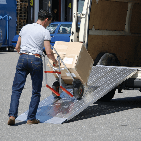 Rampe de chargement à profil perforé par emboutissage