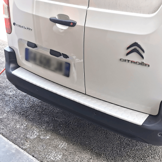 Seuil de coffre aluminium Citroen Nemo - fixé sur véhicule - exemple sur un autre véhicule Seuil de coffre aluminium Citroen Nemo - fixé sur véhicule - exemple sur un autre véhicule