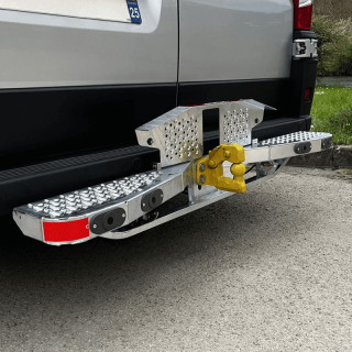 Marchepied en position relevée et verrouillée Nissan NV400 2010-2021 Marchepied en position relevée et verrouillée Nissan NV400 2010-2021