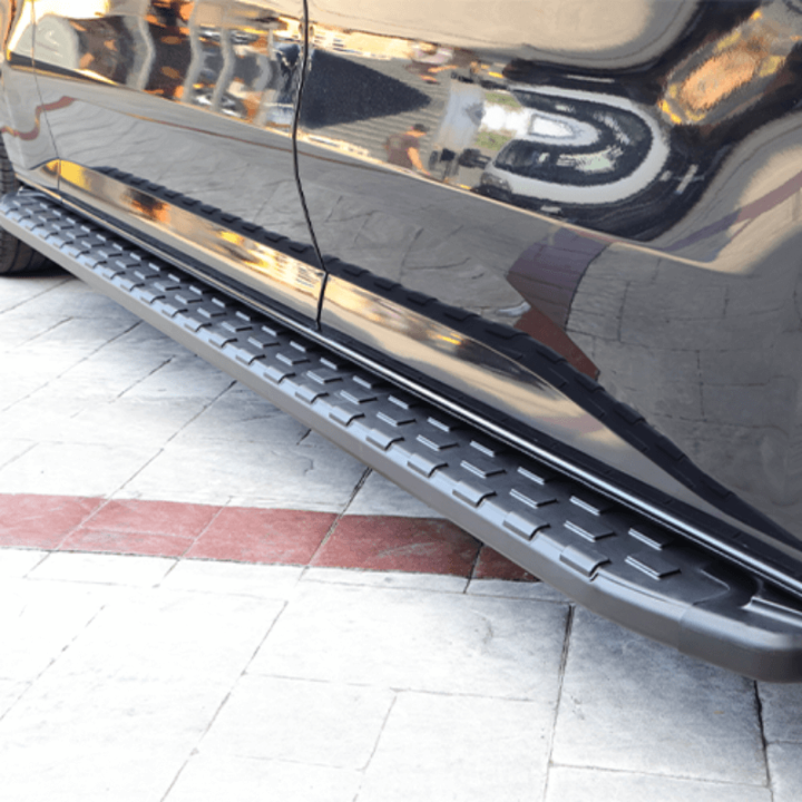 Marchepied latéral fixe, revêtement aluminium avec finition plastique noir complète.